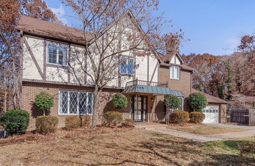 High Point Casa | Spacious Estate - Pool, Games, Karaoke, Sleeps 16!