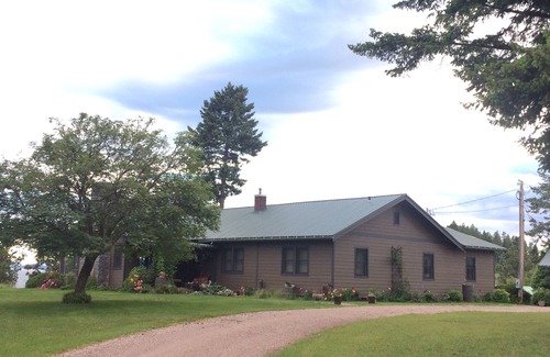 Woods Bay Casa | Spacious estate with 2 homes with 6 bedrooms and WiFi, AC on Flathead Lake