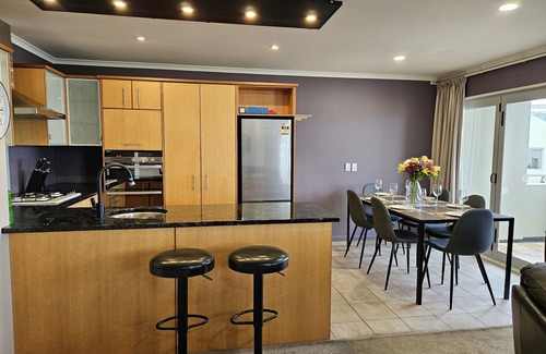Miramar Apartamento | Spacious Executive Modern Home, City Fringe!