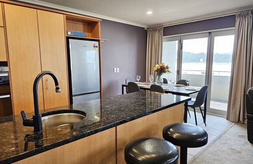 Miramar Apartamento | Spacious Executive Modern Home, City Fringe!