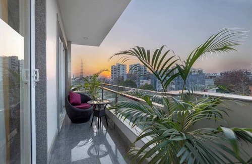Gurugram Apartamento | Spacious executive suite with bathtub & balcony
