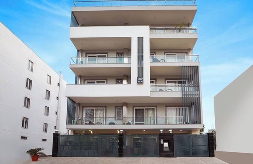 Gurugram Apartamento | Spacious executive suite with bathtub & balcony