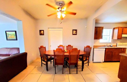 Princeton Casa | Spacious & Expansive Miami Home With Free Parking