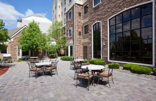 West Bloomington Casa | Spacious Extended Stay in Bloomington – Great for Families, Business & Shopping
