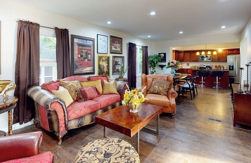 Grosse Pointe Woods Casa | Spacious Family Friendly Grosse Pointe Woods Beauty