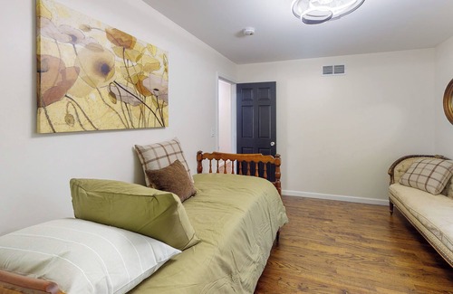 Grosse Pointe Woods Casa | Spacious Family Friendly Grosse Pointe Woods Beauty