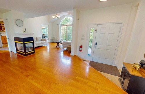The Blue Mountains Casa | Spacious family-friendly chalet with mountain views, one acre lot, very private