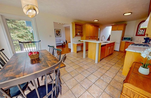 The Blue Mountains Casa | Spacious family-friendly chalet with mountain views, one acre lot, very private