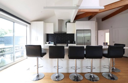 Takapuna Casa | Spacious Family Beach Escape