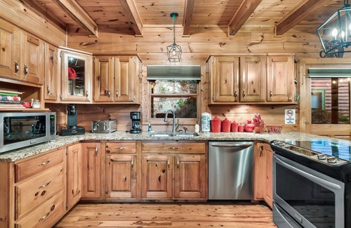 Townsend Cabina | Spacious Spring Family Cabin | 5 mi to National Park | Hot Tub | Arcade