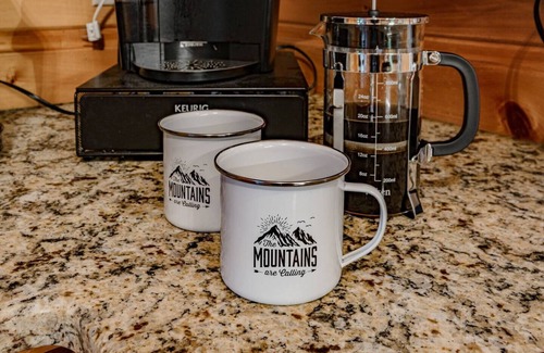 Townsend Cabina | Spacious Spring Family Cabin | 5 mi to National Park | Hot Tub | Arcade