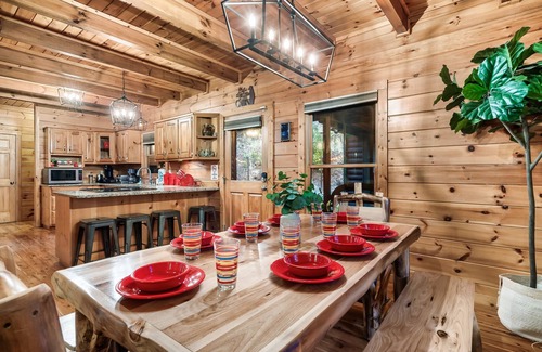 Townsend Cabina | Spacious Spring Family Cabin | 5 mi to National Park | Hot Tub | Arcade