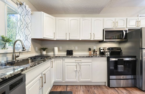 Pittsburgh Casa | Spacious~Family Friendly~King Bed~Driveway Parking- Bubble Spa~Pets~BBQ~Outdoor
