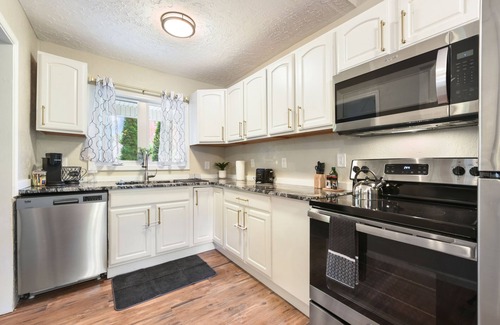 Pittsburgh Casa | Spacious~Family Friendly~King Bed~Driveway Parking- Bubble Spa~Pets~BBQ~Outdoor
