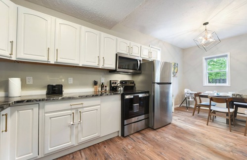 Pittsburgh Casa | Spacious~Family Friendly~King Bed~Driveway Parking- Bubble Spa~Pets~BBQ~Outdoor