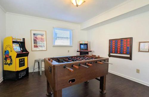 Charlotte Casa | Spacious family friendly home with game room by UNC Charlotte