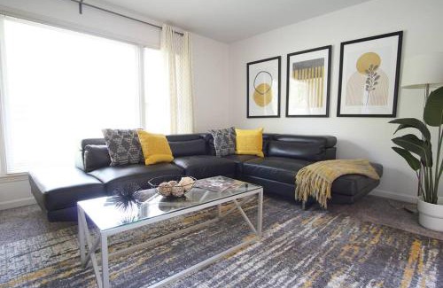 Charlotte Casa | Spacious family friendly home with game room by UNC Charlotte