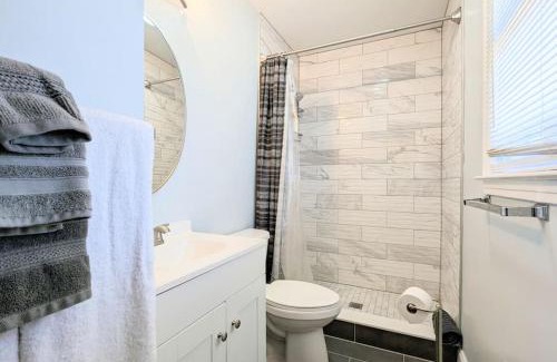 Charlotte Casa | Spacious family friendly home with game room by UNC Charlotte