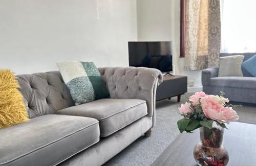 Loxford Casa | Spacious Family Friendly 4-Bed Holiday Home