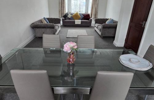 Loxford Casa | Spacious Family Friendly 4-Bed Holiday Home