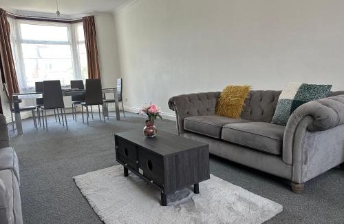 Loxford Casa | Spacious Family Friendly 4-Bed Holiday Home