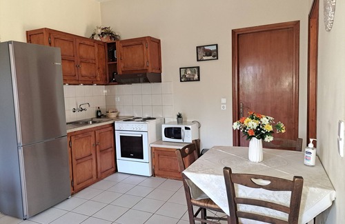 Lefktron Apartamento | Daphne Familia apartamentos son respetuosos con gran jardín, a sólo 700 metros de la playa