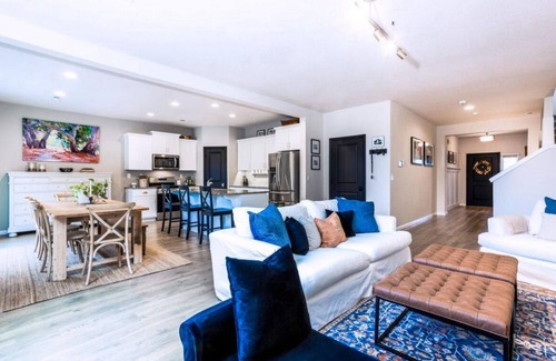 Old Farm District Casa | Spacious Family-friendly Private Home with Open Views in Old Farm, near Old Mill