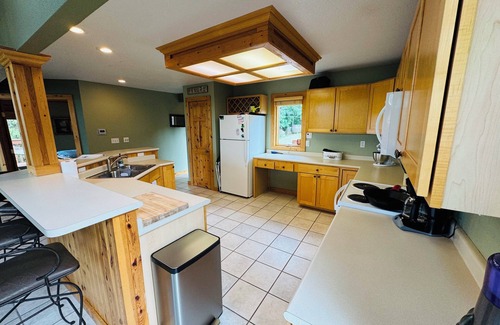 Panora Cabina | Spacious Family Friendly Cabin on the Water with Bunkhouse- Sleeps 12