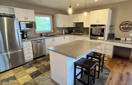 Flesherton Casa | Spacious Family getaway at Lake Eugenia