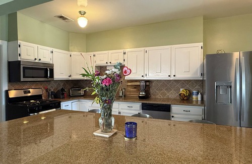 Lakeside Casa | Spacious Family Getaway – Pet & Kid Friendly!