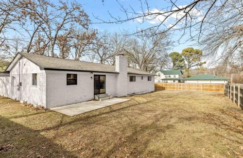 Siloam Springs Casa | Spacious Family Haven - Walk to Downtown & JBU