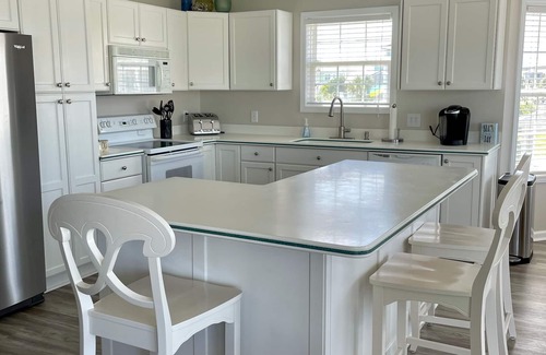 Holden Beach Casa | Spacious family home with private beachfront pool and clubhouse