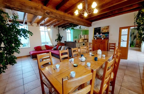 Carelles Cabaña | Casa amplia con piscina climatizada, billar y terrazas, ideal para familias y amigos
