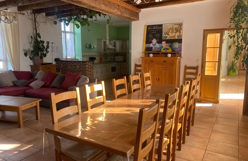 Carelles Cabaña | Casa amplia con piscina climatizada, billar y terrazas, ideal para familias y amigos