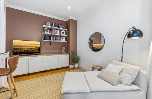 Pascoe Vale South Casa | Spacious Family Home with Balcony in Pascoe Vale