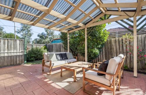 Pascoe Vale South Casa | Spacious Family Home with Balcony in Pascoe Vale