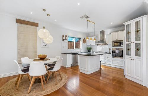Pascoe Vale South Casa | Spacious Family Home with Balcony in Pascoe Vale