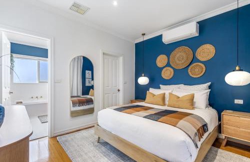 Pascoe Vale South Casa | Spacious Family Home with Balcony in Pascoe Vale