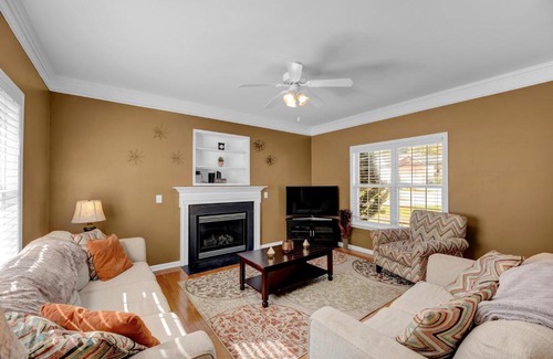 High Point Apartamento | Spacious Family Home with Private Backyard, Grill, and Garage! Free high-speed Internet! Minutes from HPU and Furniture Market!