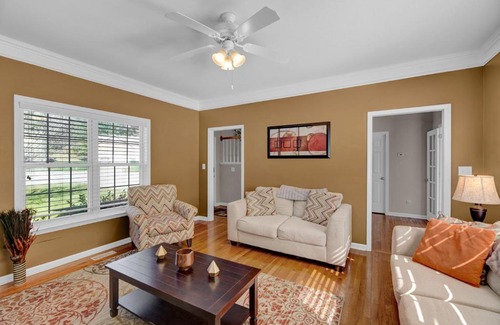 High Point Apartamento | Spacious Family Home with Private Backyard, Grill, and Garage! Free high-speed Internet! Minutes from HPU and Furniture Market!