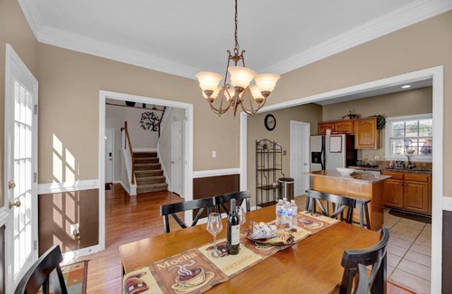 High Point Apartamento | Spacious Family Home with Private Backyard, Grill, and Garage! Free high-speed Internet! Minutes from HPU and Furniture Market!