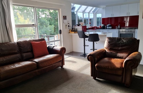 Orewa Casa | Spacious Family Home with deck & garden. Short walk to the beach.