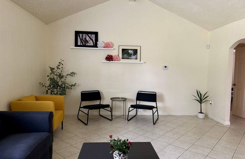 Clodine Casa | Spacious Family House 4BR. Close to many restaurants & markets!