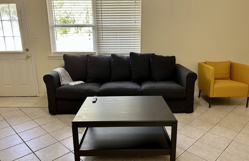 Clodine Casa | Spacious Family House 4BR. Close to many restaurants & markets!
