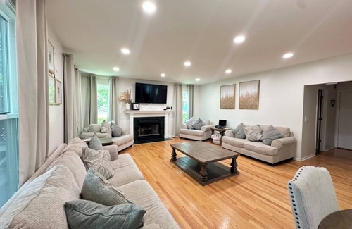 Vernon Hills Casa | Spacious Family Retreat 4BR/3.5BA
