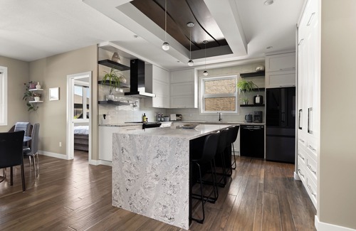 Regina Casa | Spacious Family Retreat with Garden and Covered Deck