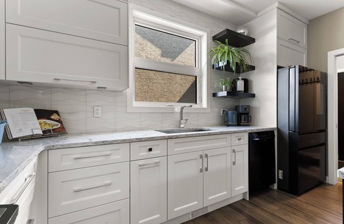 Regina Casa | Spacious Family Retreat with Garden and Covered Deck