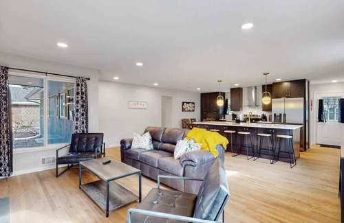 Southeast Casa | Spacious Family Retreat in Denver