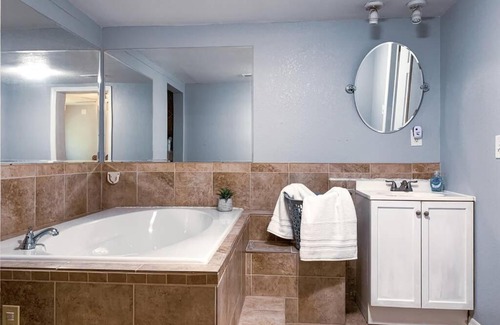 Oak Hill Casa | Spacious Family-sized Home in Central Location