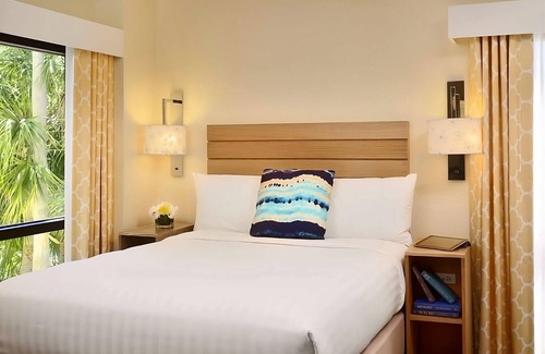 Florida Central Atlantic Coast Hotel | Spacious Family Suite W/ Swimming Pool, Shuttle Service to Orlando Theme Parks!